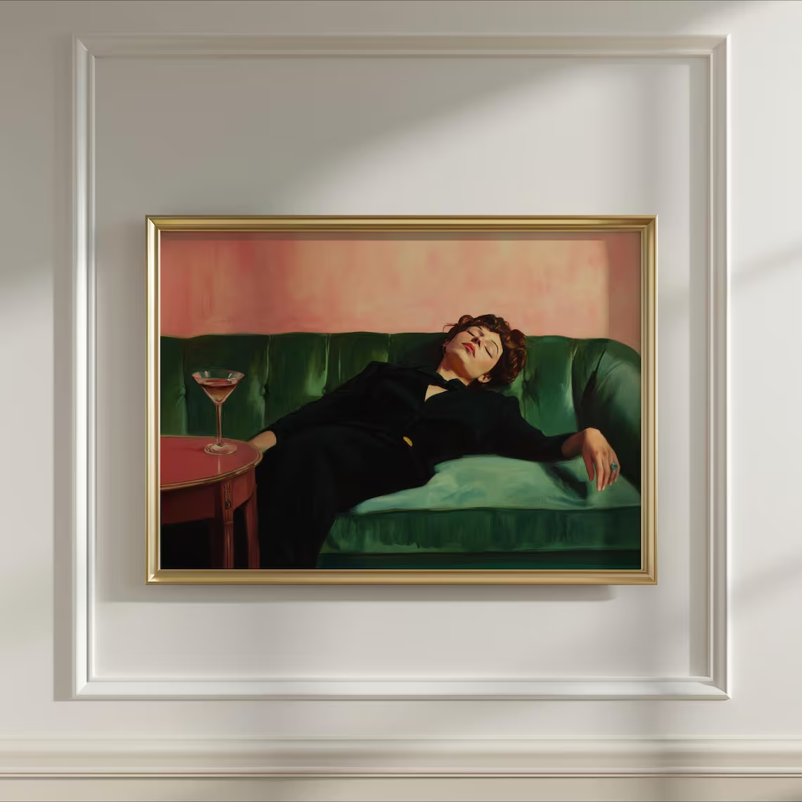 Art Print Framed - ผู้หญิงบนโซฟาพร้อมมาร์ตินี่ | ภาพวาดสีน้ำมันโทนสีอ่อน | การตกแต่งรถเข็นบาร์ค็อกเทล |